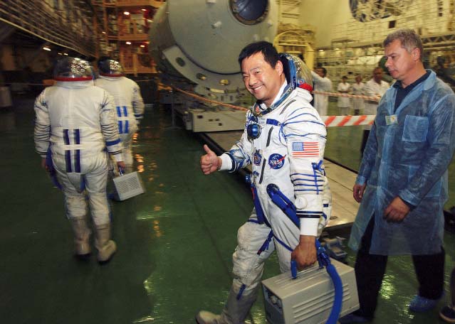 Expedition 10 Crew Takes Charge of ISS